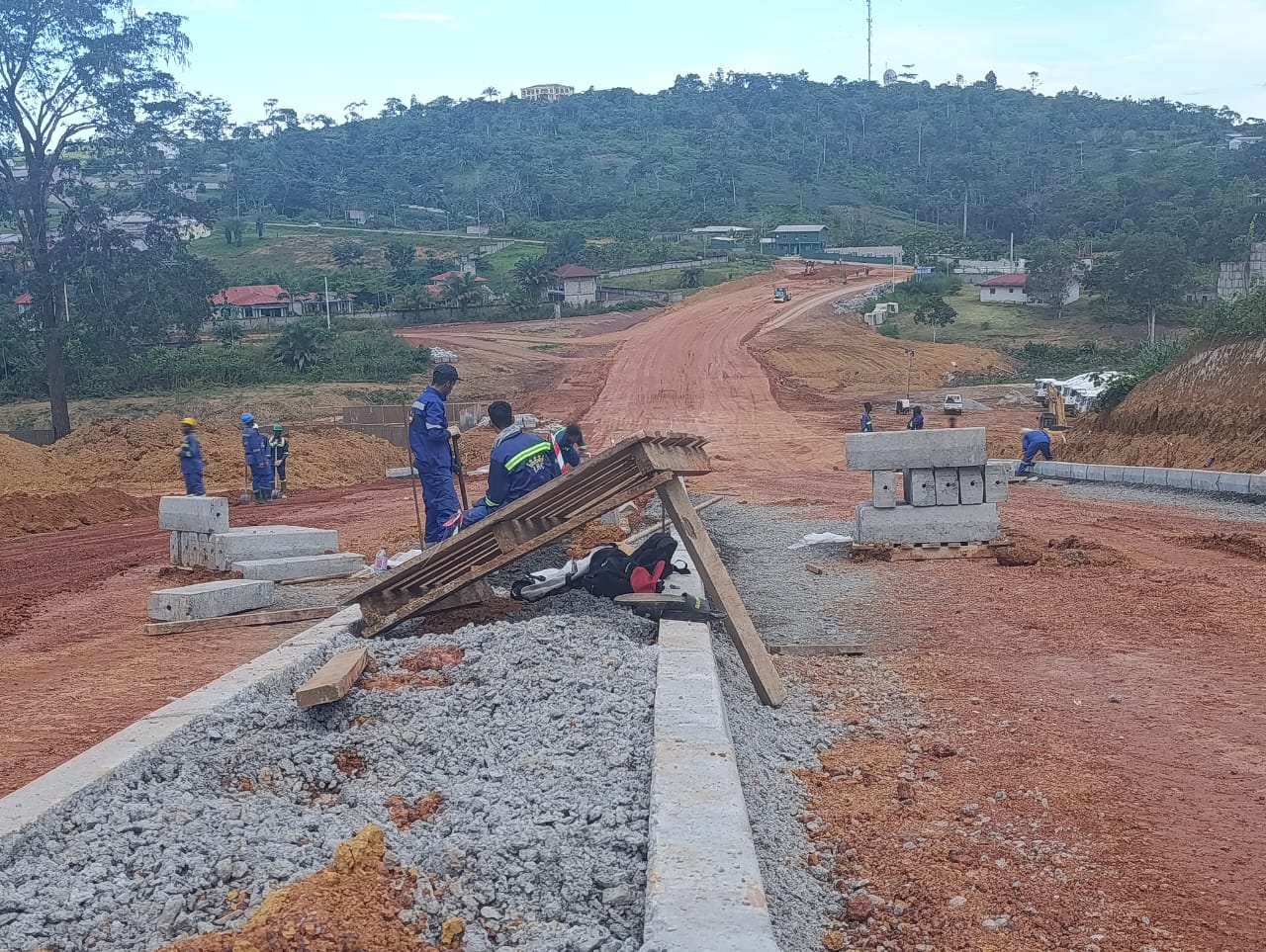 CONSTRUCCION DE UNA VIA DE ACCESO A LA RUTA G.R. OYEM (GABON)